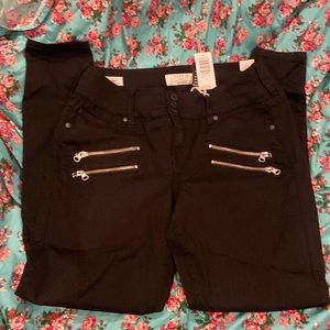 NWT Black Jegging with zipper detail